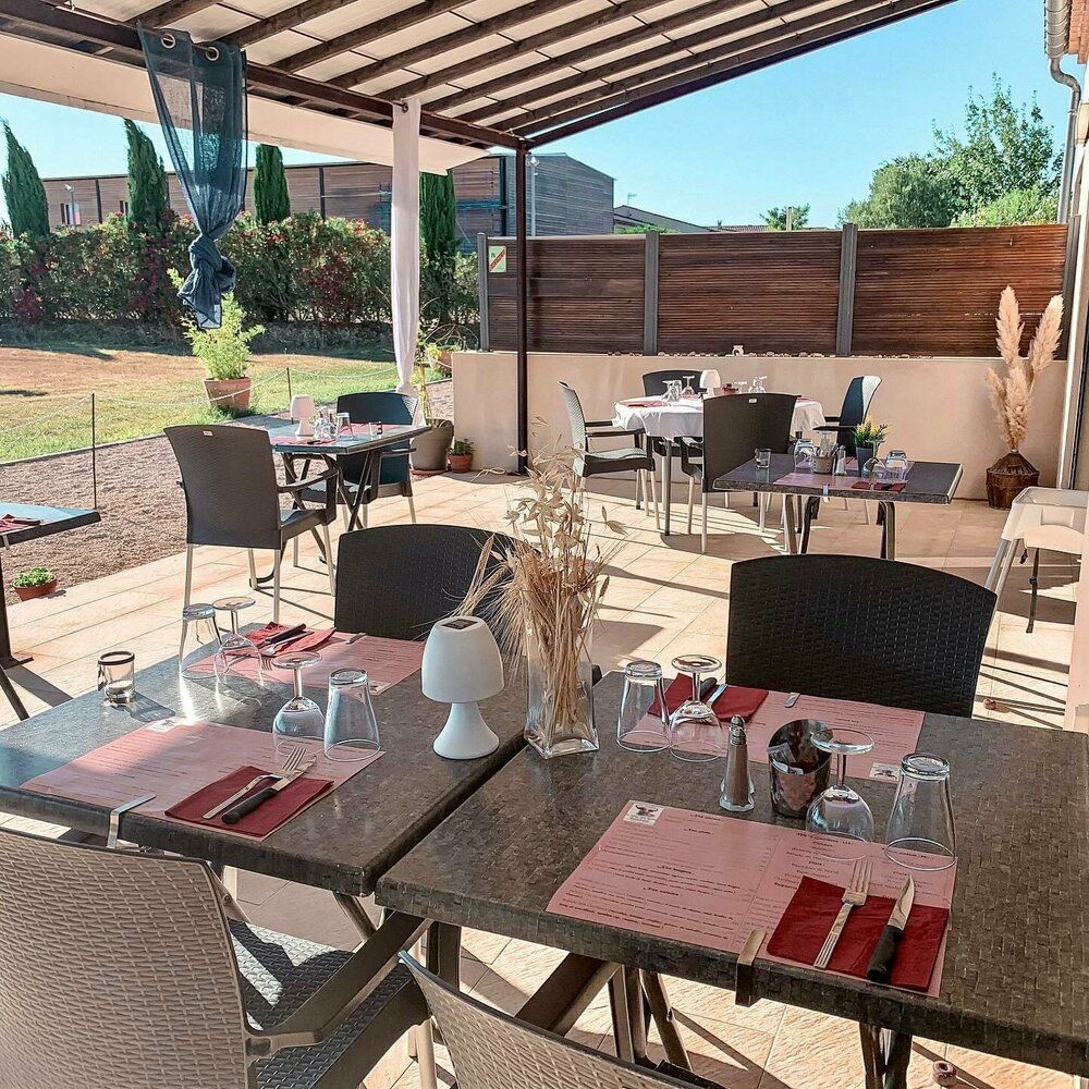 La terrasse couverte du restaurant Les Carrières à Serviers-et-Labaume